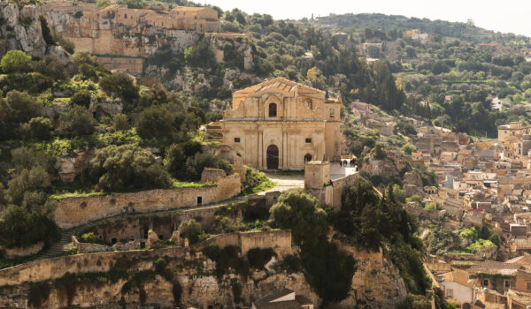 La chiesa e l'abitato circostante da lontano