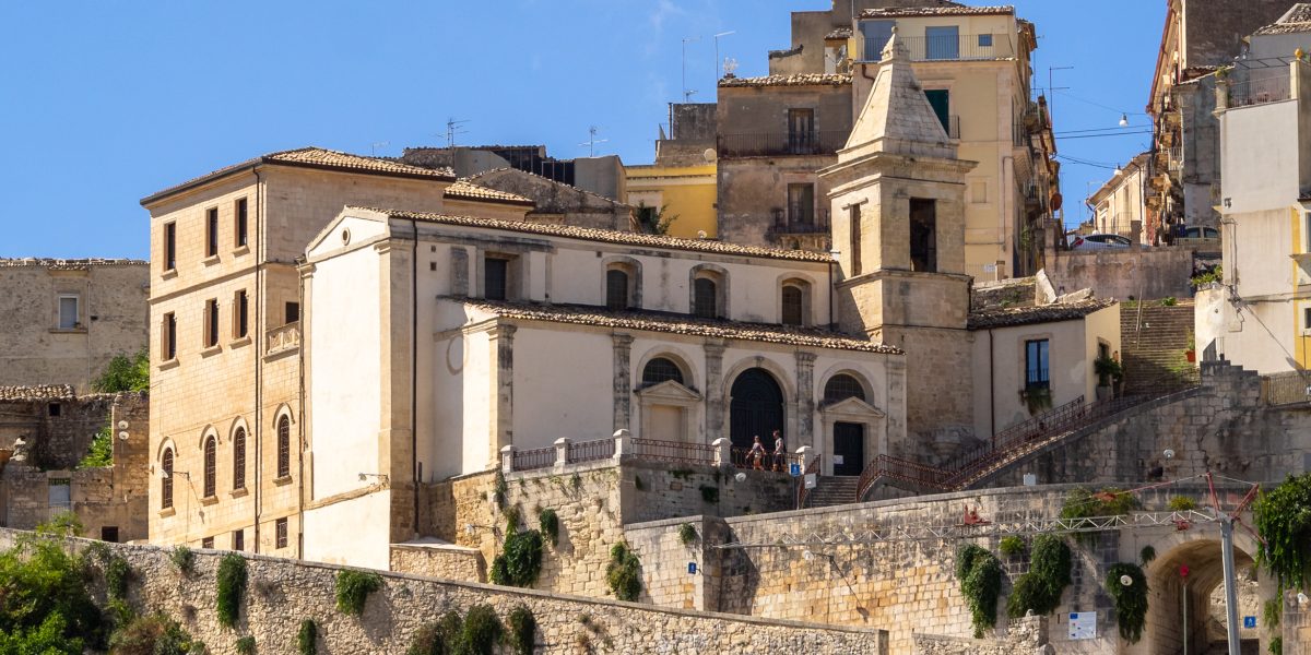 La chiesa da lontano