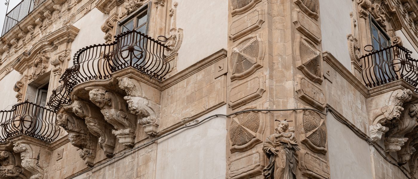 Facciata del palazzo ad angolo