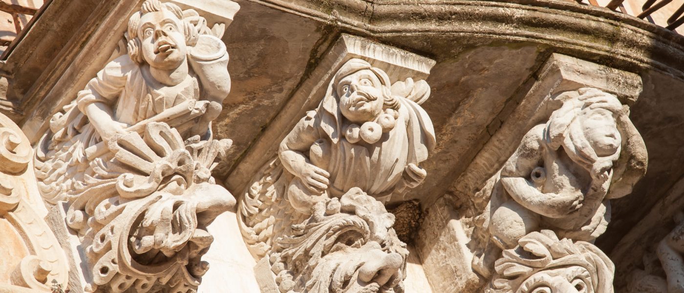 Balcone di Palazzo Cosentini visto dal basso