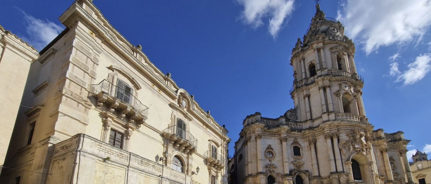 Il palazzo con a fianco il Duomo di San Giorgio a Modica