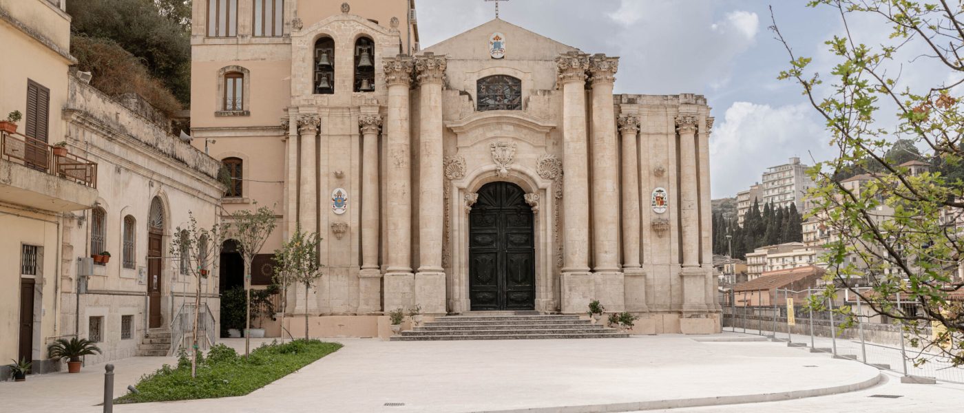 Facciata della chiesa da lontano